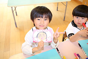母の日の制作と泥んこ遊び　さくら