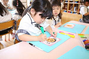 母の日の制作と泥んこ遊び　さくら