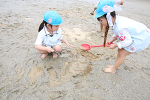母の日の制作と泥んこ遊び　さくら