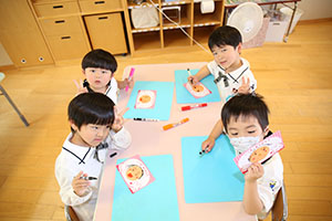 母の日の制作と泥んこ遊び　さくら