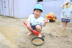 母の日の制作と泥んこ遊び　さくら