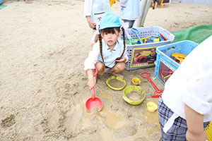 母の日の制作と泥んこ遊び　さくら