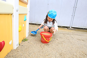 母の日の制作と泥んこ遊び　さくら