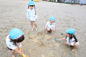 母の日の制作と泥んこ遊び　さくら