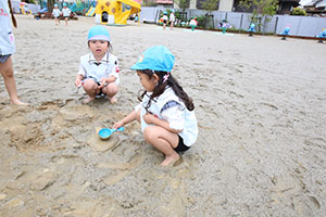 母の日の制作と泥んこ遊び　さくら