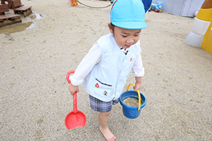 母の日の制作と泥んこ遊び　さくら