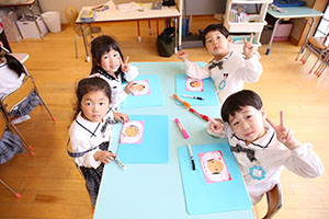 母の日の制作と泥んこ遊び　さくら