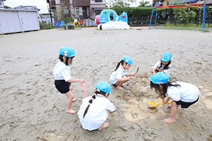 母の日の制作と泥んこ遊び　さくら