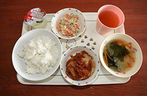 母の日の制作と泥んこ遊び　さくら