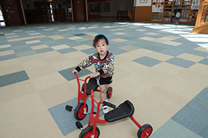 三輪車　スクーターボードで遊びました　ぺんぎん
