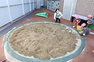 砂場で遊びました　ひよこ　ぺんぎん