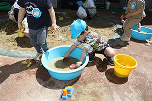 砂場で遊びました　ひよこ　ぺんぎん