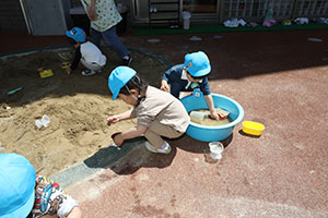 砂場で遊びました　ひよこ　ぺんぎん