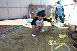 砂場で遊びました　ひよこ　ぺんぎん