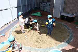 砂場で遊びました　ひよこ　ぺんぎん