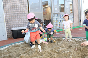 砂場で遊びました　ひよこ　ぺんぎん