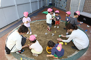 砂場で遊びました　ひよこ　ぺんぎん