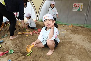 砂場で遊びました　　たんぽぽ