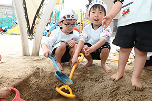 砂場で遊びました　　たんぽぽ