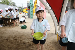 砂場で遊びました　　たんぽぽ