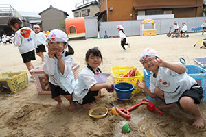 砂場で遊びました　　たんぽぽ