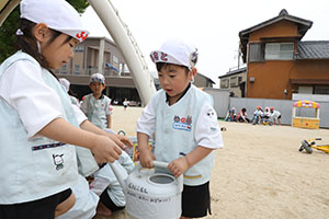 砂場で遊びました　　たんぽぽ