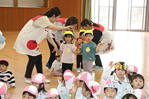 4月生まれのお誕生会　「幼稚園劇」　年少組・ひよこ・あひる・ぺんぎん