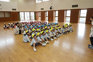 4月生まれのお誕生会　「新聞の中身はだぁれだ」　年中組