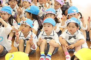 4月生まれのお誕生会　「新聞の中身はだぁれだ」　年中組