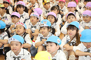 4月生まれのお誕生会　「新聞の中身はだぁれだ」　年中組
