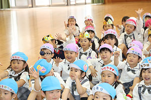 4月生まれのお誕生会　「新聞の中身はだぁれだ」　年中組