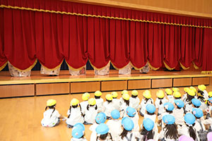 4月生まれのお誕生会　「新聞の中身はだぁれだ」　年中組