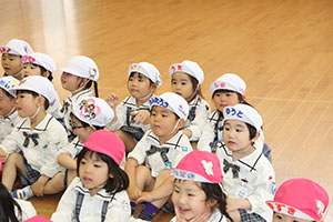 4月生まれのお誕生会　「新聞の中身はだぁれだ」　年中組