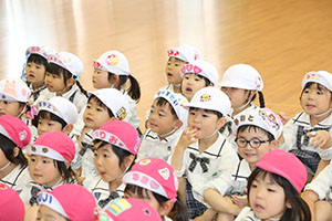 4月生まれのお誕生会　「新聞の中身はだぁれだ」　年中組