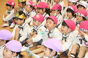 4月生まれのお誕生会　「新聞の中身はだぁれだ」　年中組