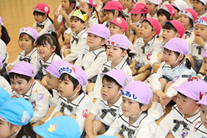 4月生まれのお誕生会　「新聞の中身はだぁれだ」　年中組