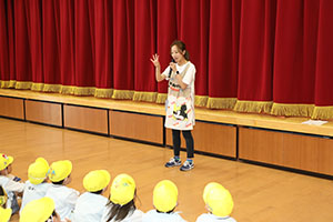 4月生まれのお誕生会　「新聞の中身はだぁれだ」　年中組