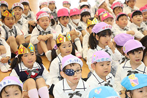 4月生まれのお誕生会　「新聞の中身はだぁれだ」　年中組