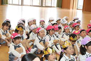 4月生まれのお誕生会　「新聞の中身はだぁれだ」　年中組