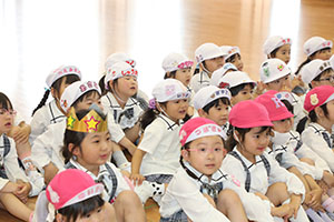 4月生まれのお誕生会　「新聞の中身はだぁれだ」　年中組