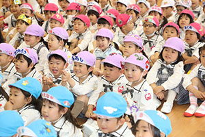 4月生まれのお誕生会　「新聞の中身はだぁれだ」　年中組