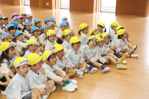 4月生まれのお誕生会　「新聞の中身はだぁれだ」　年中組