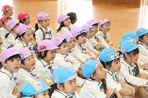 4月生まれのお誕生会　「新聞の中身はだぁれだ」　年中組