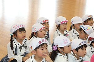 4月生まれのお誕生会　「新聞の中身はだぁれだ」　年中組
