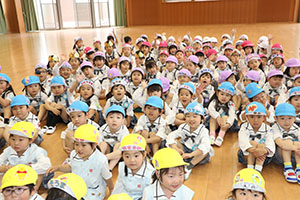 4月生まれのお誕生会　「新聞の中身はだぁれだ」　年中組