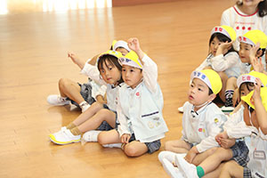 4月生まれのお誕生会　「新聞の中身はだぁれだ」　年中組