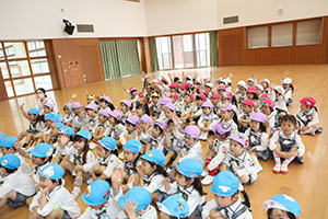 4月生まれのお誕生会　「新聞の中身はだぁれだ」　年中組