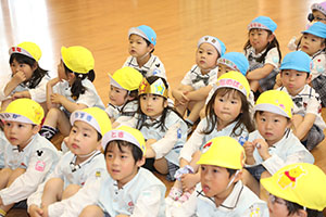 4月生まれのお誕生会　「新聞の中身はだぁれだ」　年中組