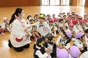 4月生まれのお誕生会　「新聞の中身はだぁれだ」　年中組