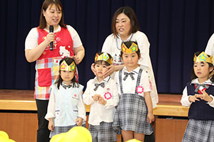 4月生まれのお誕生会　「新聞の中身はだぁれだ」　年中組